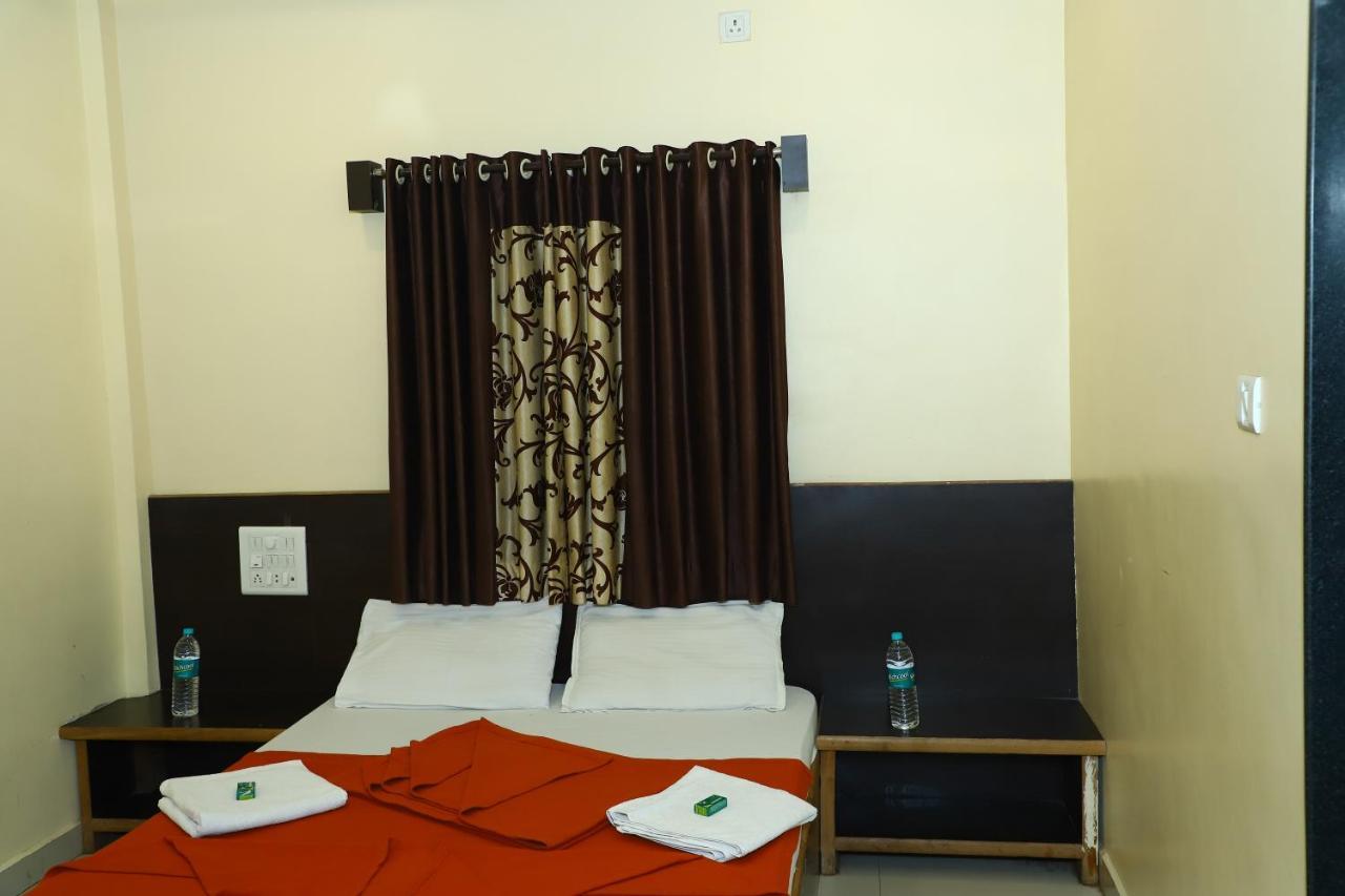 Sai Madhavi Palace Hotel Shirdi Buitenkant foto